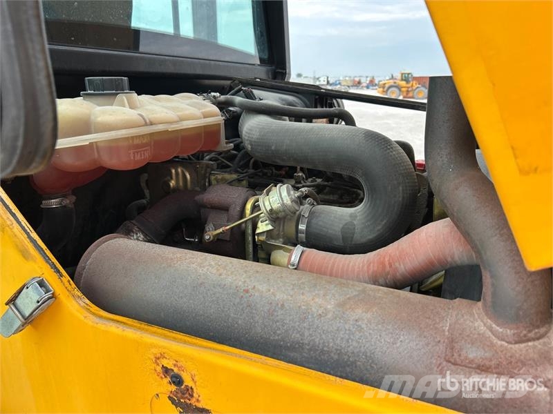 JCB 9304 6000 lb 4x2 Rough Terrain Forklift Maastotrukit