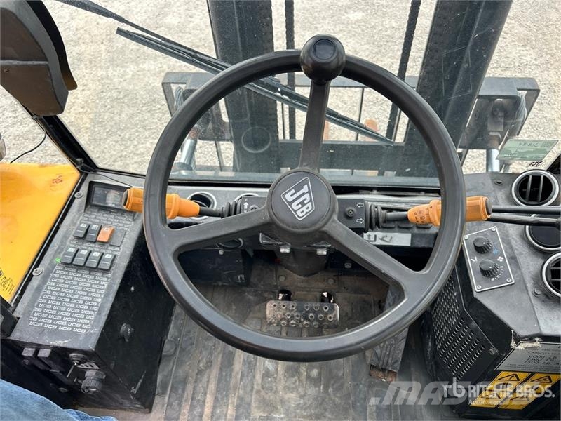 JCB 9304 6000 lb 4x2 Rough Terrain Forklift Maastotrukit