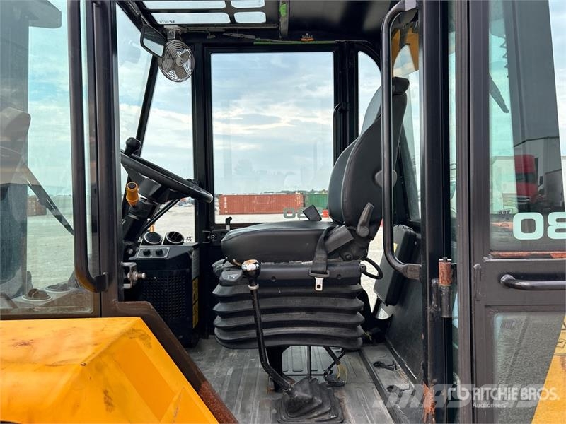 JCB 9304 6000 lb 4x2 Rough Terrain Forklift Maastotrukit