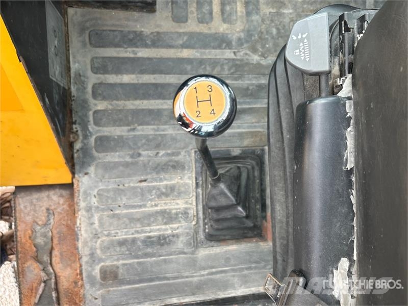 JCB 9304 6000 lb 4x2 Rough Terrain Forklift Maastotrukit