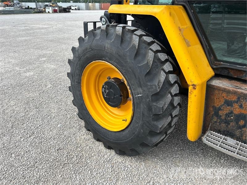 JCB 9304 6000 lb 4x2 Rough Terrain Forklift Maastotrukit