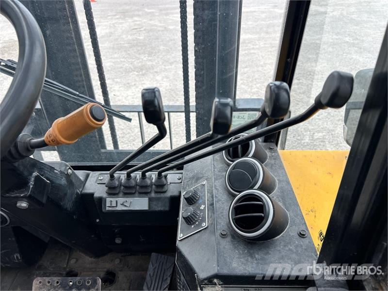 JCB 9304 6000 lb 4x2 Rough Terrain Forklift Maastotrukit