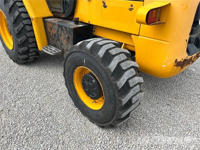 JCB 9304 6000 lb 4x2 Rough Terrain Forklift Maastotrukit