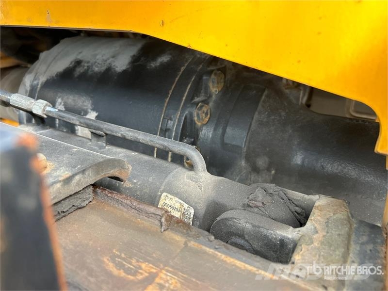 JCB 9304 6000 lb 4x2 Rough Terrain Forklift Maastotrukit