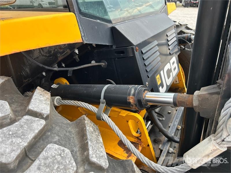 JCB 9304 6000 lb 4x2 Rough Terrain Forklift Maastotrukit
