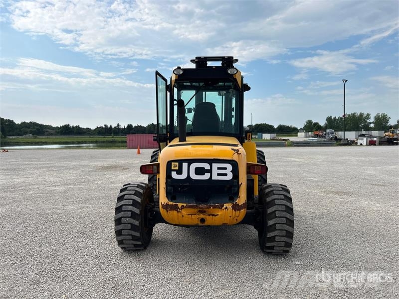 JCB 9304 6000 lb 4x2 Rough Terrain Forklift Maastotrukit