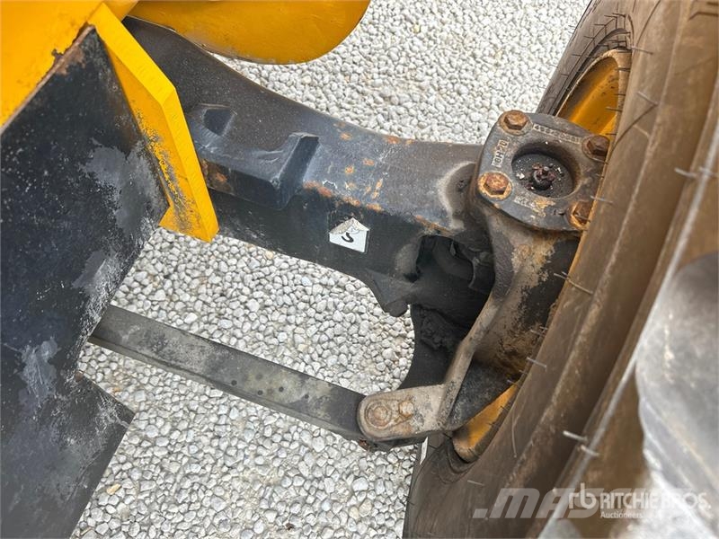 JCB 9304 6000 lb 4x2 Rough Terrain Forklift Maastotrukit