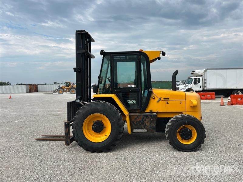 JCB 9304 6000 lb 4x2 Rough Terrain Forklift Maastotrukit