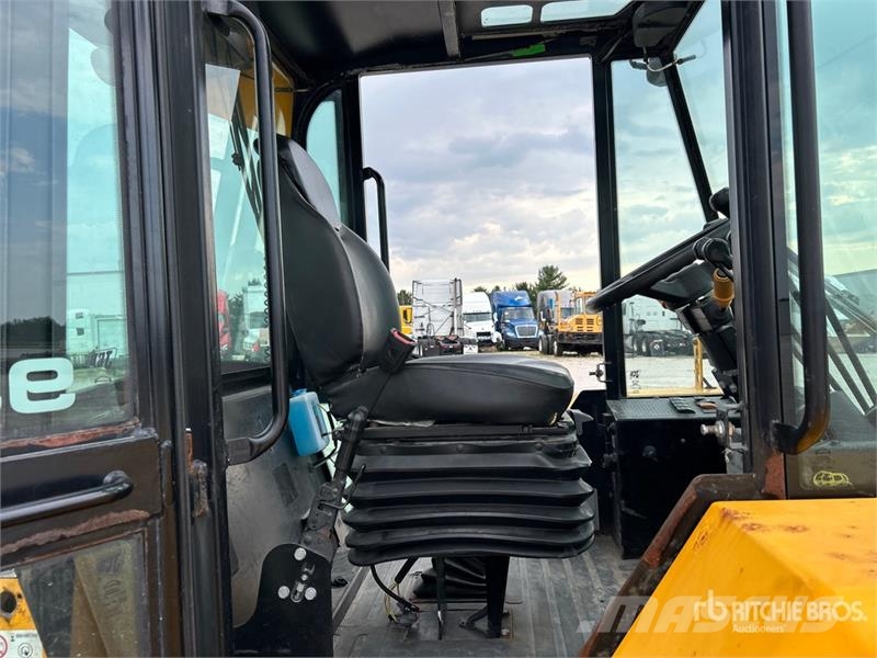 JCB 9304 6000 lb 4x2 Rough Terrain Forklift Maastotrukit