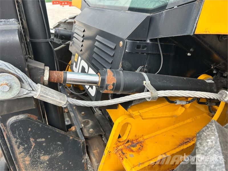 JCB 9304 6000 lb 4x2 Rough Terrain Forklift Maastotrukit