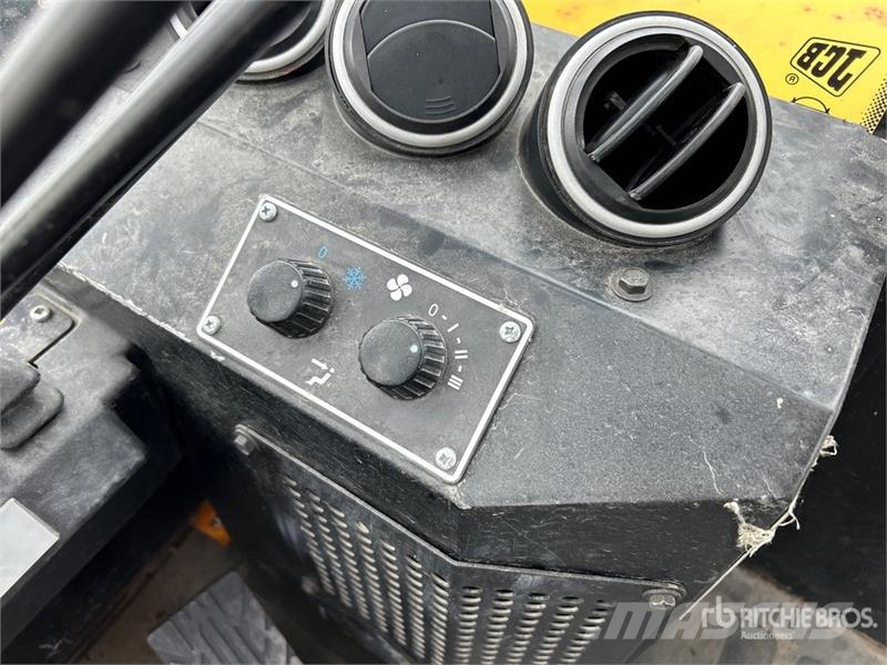 JCB 9304 6000 lb 4x2 Rough Terrain Forklift Maastotrukit