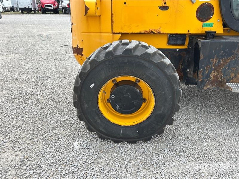 JCB 9304 6000 lb 4x2 Rough Terrain Forklift Maastotrukit