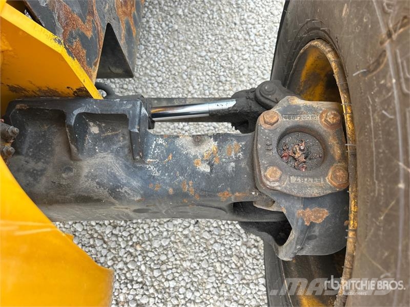 JCB 9304 6000 lb 4x2 Rough Terrain Forklift Maastotrukit