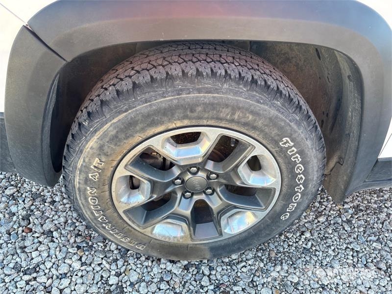 Jeep Cherokee 4WD SUV Kistehergépjárművek