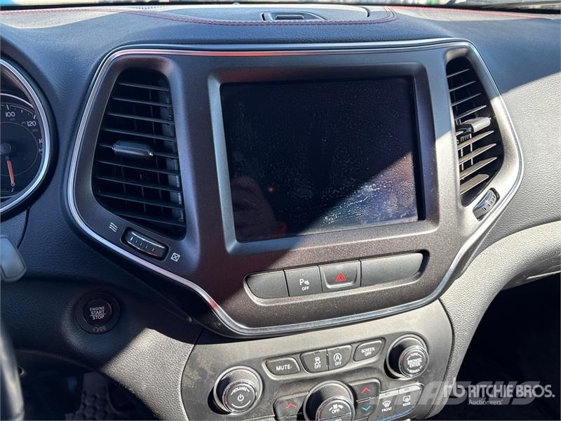 Jeep Cherokee 4WD SUV Kistehergépjárművek