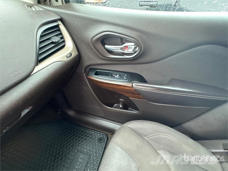 Jeep Cherokee Latitude 4WD SUV Kistehergépjárművek