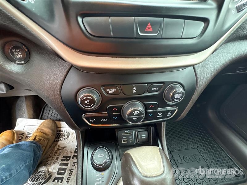Jeep Cherokee Latitude 4WD SUV Kistehergépjárművek