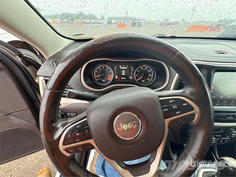 Jeep Cherokee Latitude 4WD SUV Kistehergépjárművek