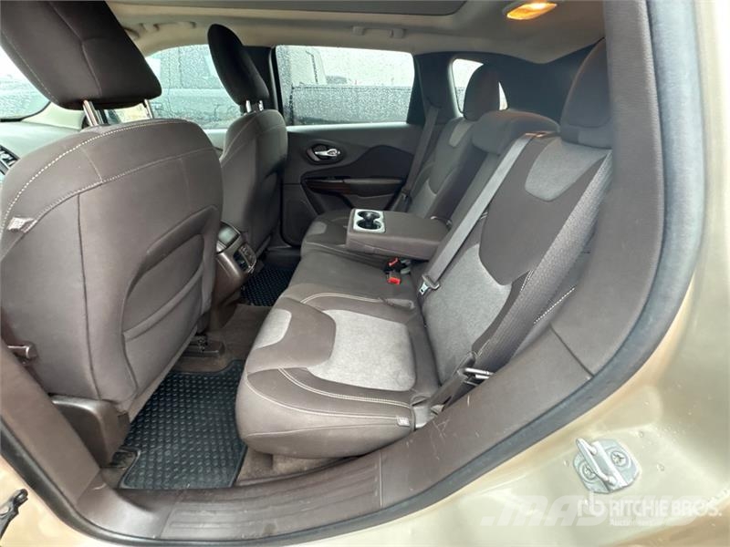Jeep Cherokee Latitude 4WD SUV Kistehergépjárművek