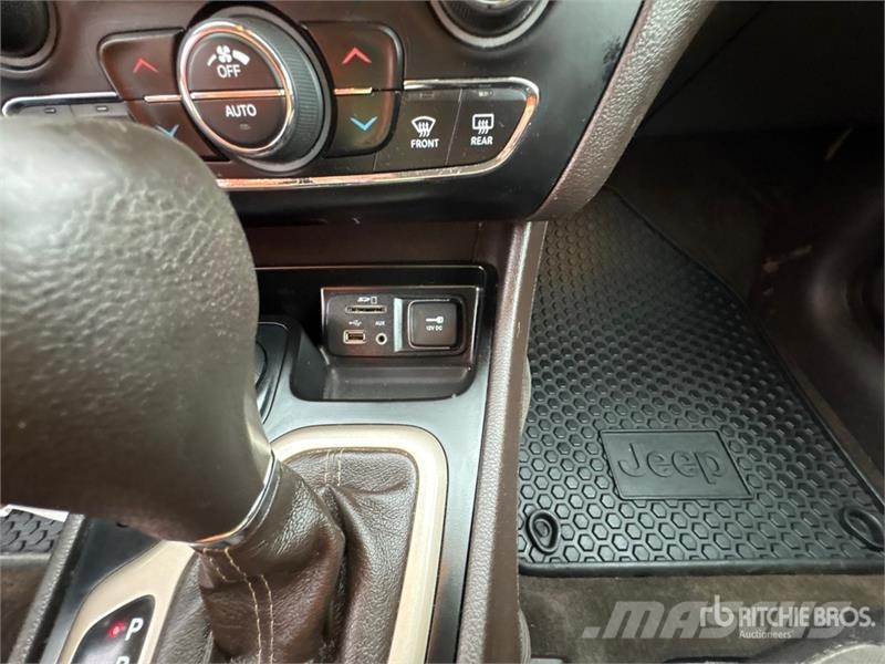 Jeep Cherokee Latitude 4WD SUV Kistehergépjárművek