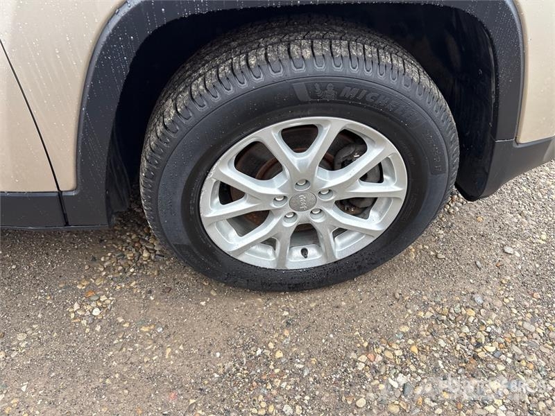 Jeep Cherokee Latitude 4WD SUV Kistehergépjárművek