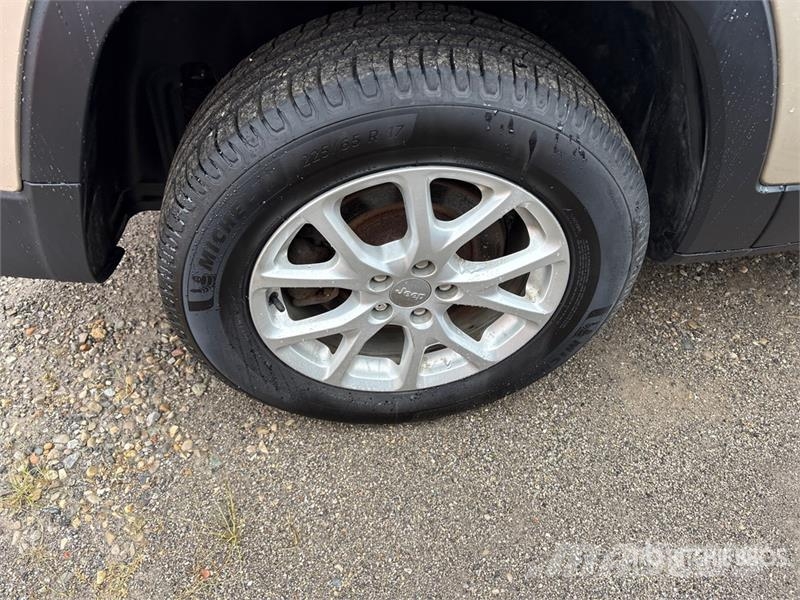 Jeep Cherokee Latitude 4WD SUV Kistehergépjárművek