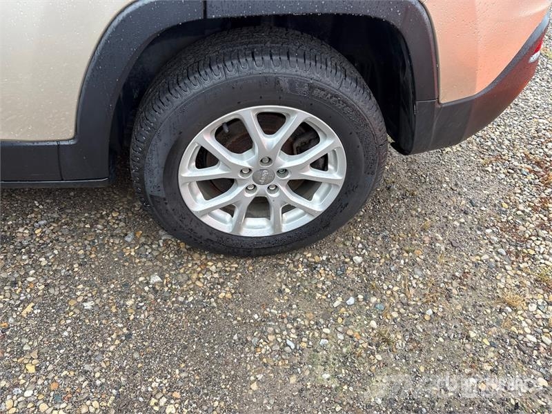 Jeep Cherokee Latitude 4WD SUV Kistehergépjárművek