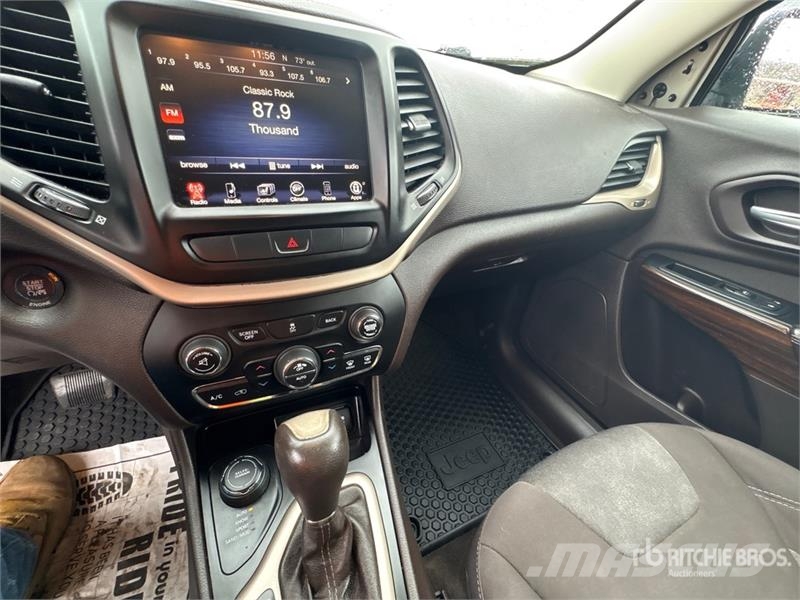 Jeep Cherokee Latitude 4WD SUV Kistehergépjárművek