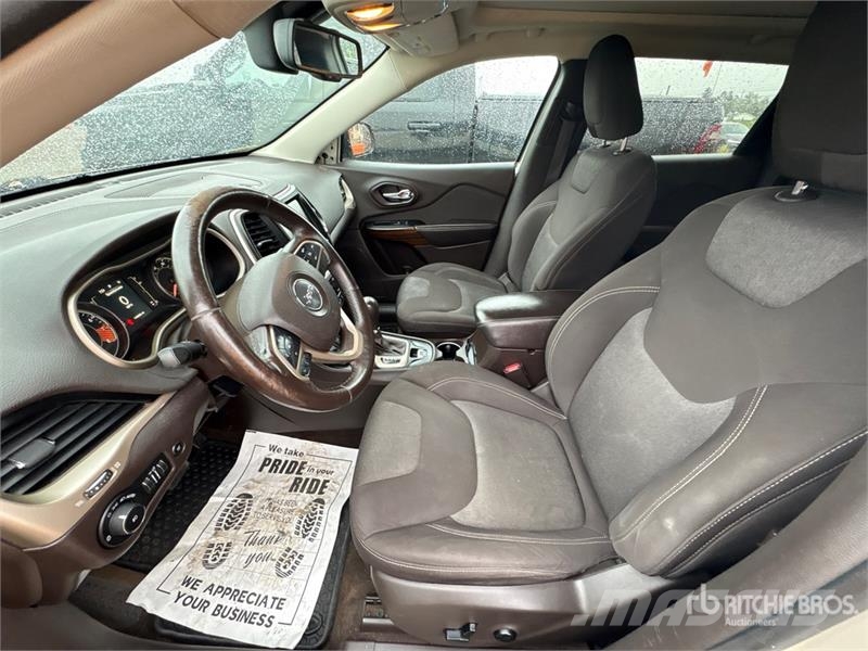 Jeep Cherokee Latitude 4WD SUV Kistehergépjárművek