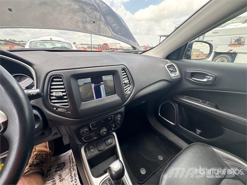 Jeep Compass 2WD SUV 汽車