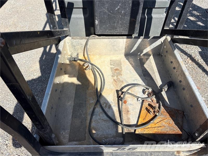 JLG 20VP Vertical Mast Lift Személyemelők