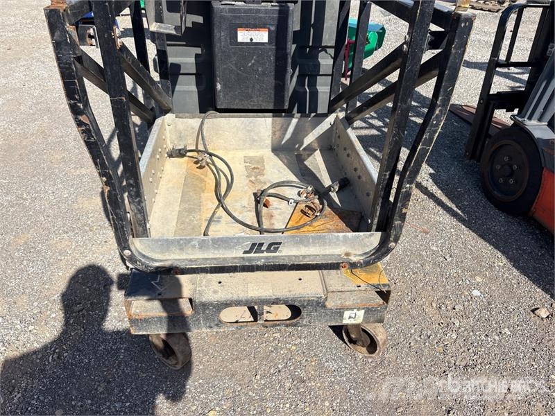 JLG 20VP Vertical Mast Lift Személyemelők