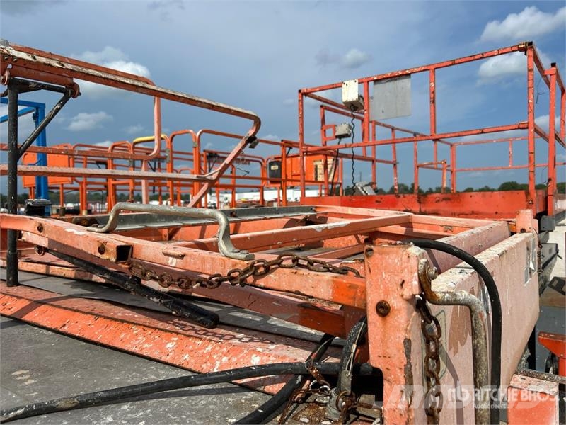 JLG 4394RT 4x4 Dual Fuel Scissor Lift Schaarhoogwerkers