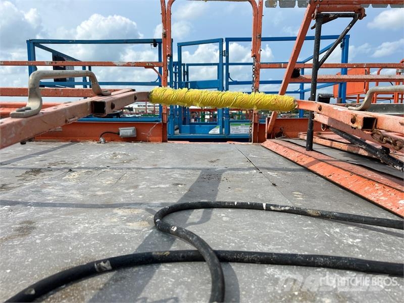 JLG 4394RT 4x4 Dual Fuel Scissor Lift Schaarhoogwerkers