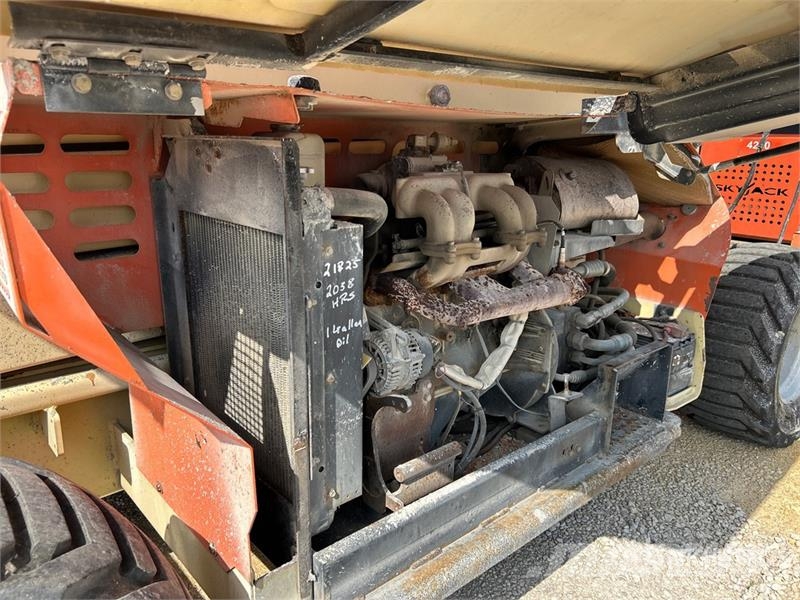 JLG 4394RT 4x4 Dual Fuel Scissor Lift Schaarhoogwerkers