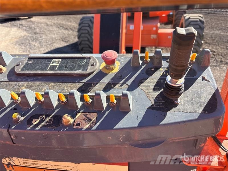JLG 600AJ 4WD Diesel Articulating Boom Lift 曲臂高空作業車