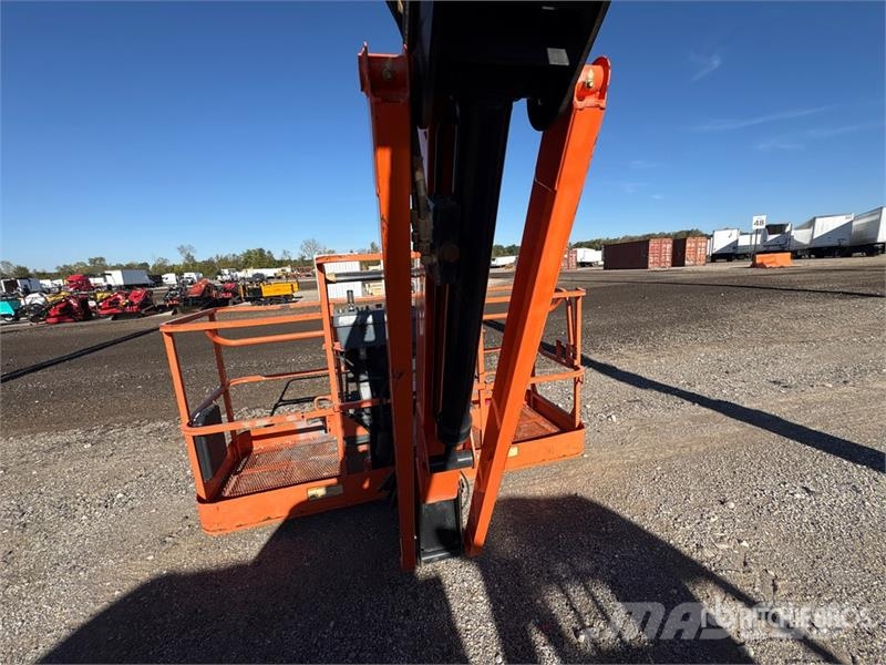 JLG 600AJ 4WD Diesel Articulating Boom Lift 曲臂高空作業車