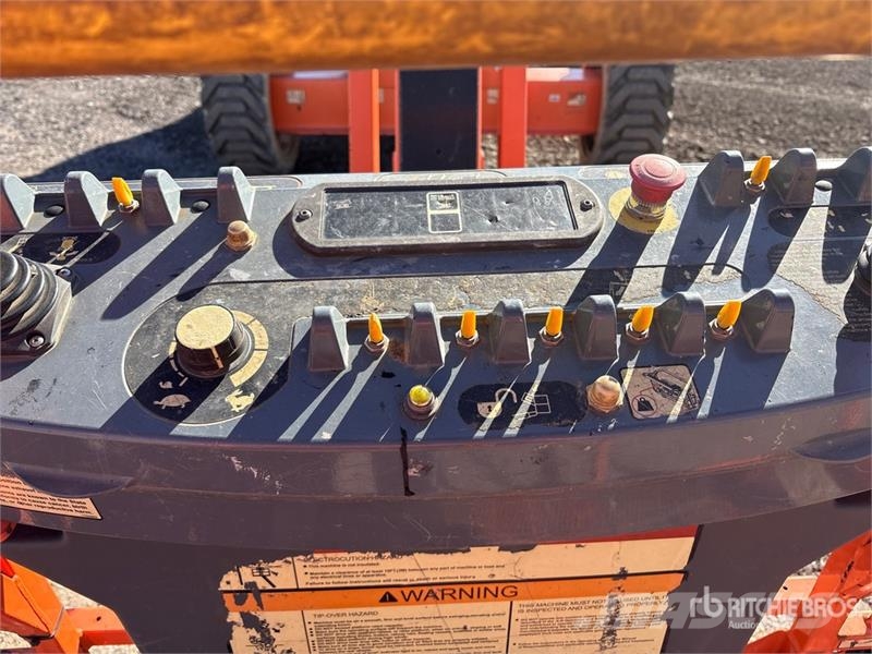 JLG 600AJ 4WD Diesel Articulating Boom Lift 曲臂高空作業車