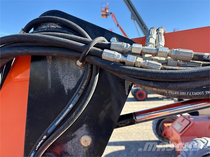 JLG 600AJ 4WD Diesel Articulating Boom Lift 曲臂高空作業車
