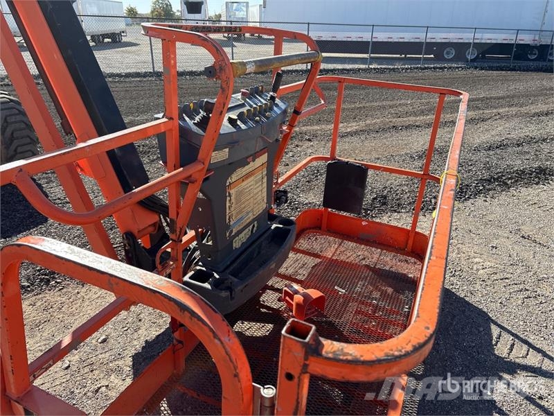 JLG 600AJ 4WD Diesel Articulating Boom Lift 曲臂高空作業車