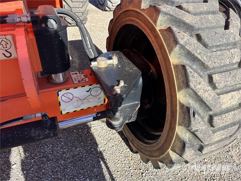 JLG 600AJ 4WD Diesel Articulating Boom Lift 曲臂高空作業車