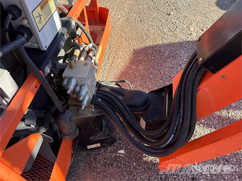 JLG 600AJ 4WD Diesel Articulating Boom Lift 曲臂高空作業車