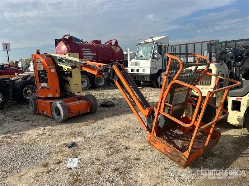 JLG E300 AJP 2WD Electric Articulating Boom Lift Zglobne podizne platforme