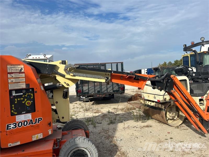 JLG E300 AJP 2WD Electric Articulating Boom Lift Plataformas con brazo de elevación manual