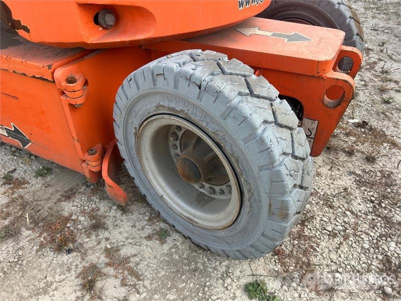 JLG E300 AJP 2WD Electric Articulating Boom Lift Zglobne podizne platforme