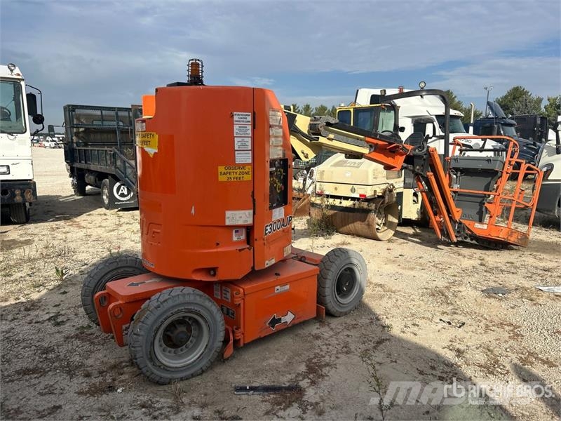 JLG E300AJP 2WD Electric Articulating Boom Lift Knikarmhoogwerkers