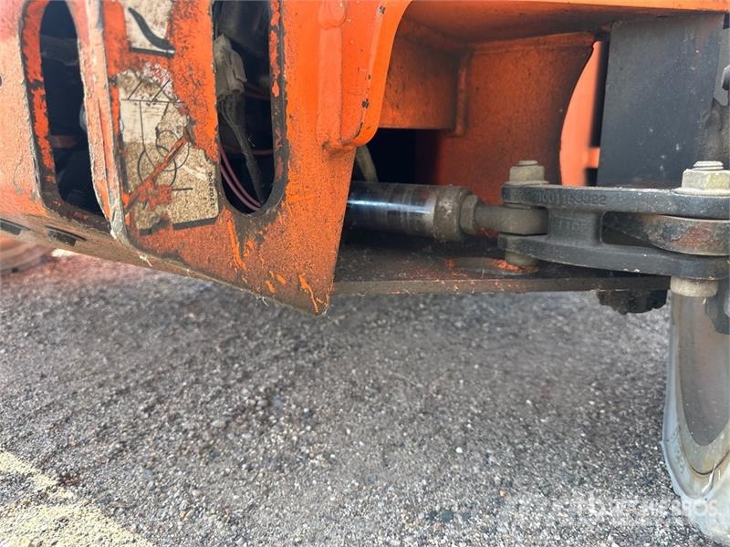 JLG E400AJPN 2WD Electric Articulating Boom Lift Articulated boom lifts
