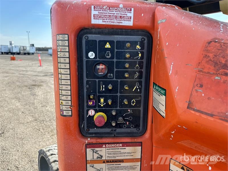 JLG E400AJPN 2WD Electric Articulating Boom Lift Articulated boom lifts