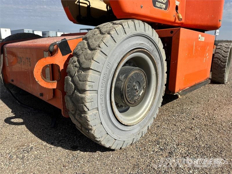 JLG E400AJPN 2WD Electric Articulating Boom Lift Articulated boom lifts