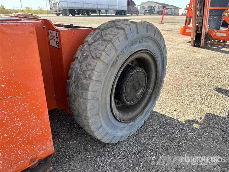 JLG E400AJPN 2WD Electric Articulating Boom Lift Articulated boom lifts